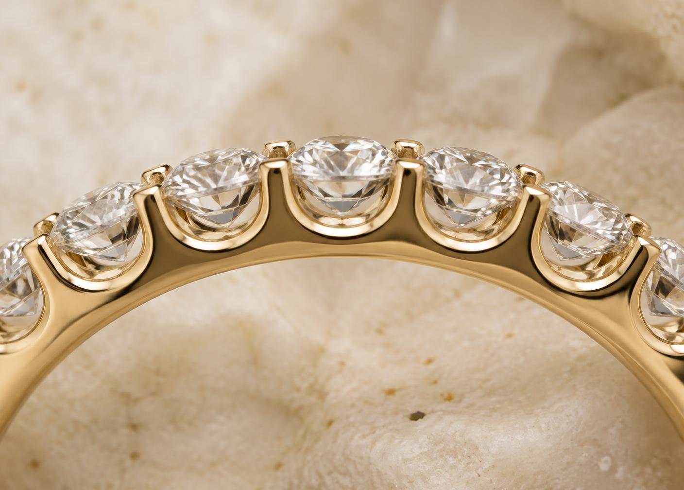 Side profile of scalloped pavé with cut-away metal beneath each diamond